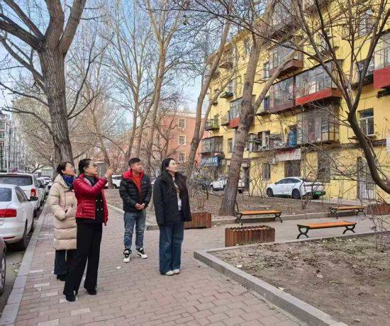 哈市香坊區(qū)安樂街道高效推進(jìn)大慶副路外掛陽臺清理工作