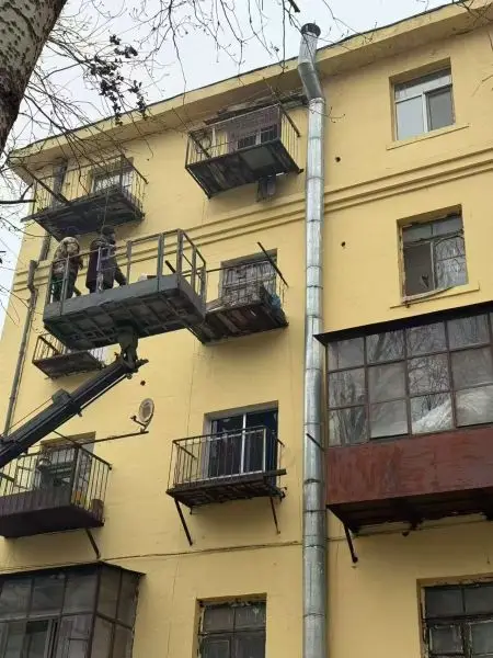 哈市香坊區(qū)安樂街道高效推進(jìn)大慶副路外掛陽臺清理工作