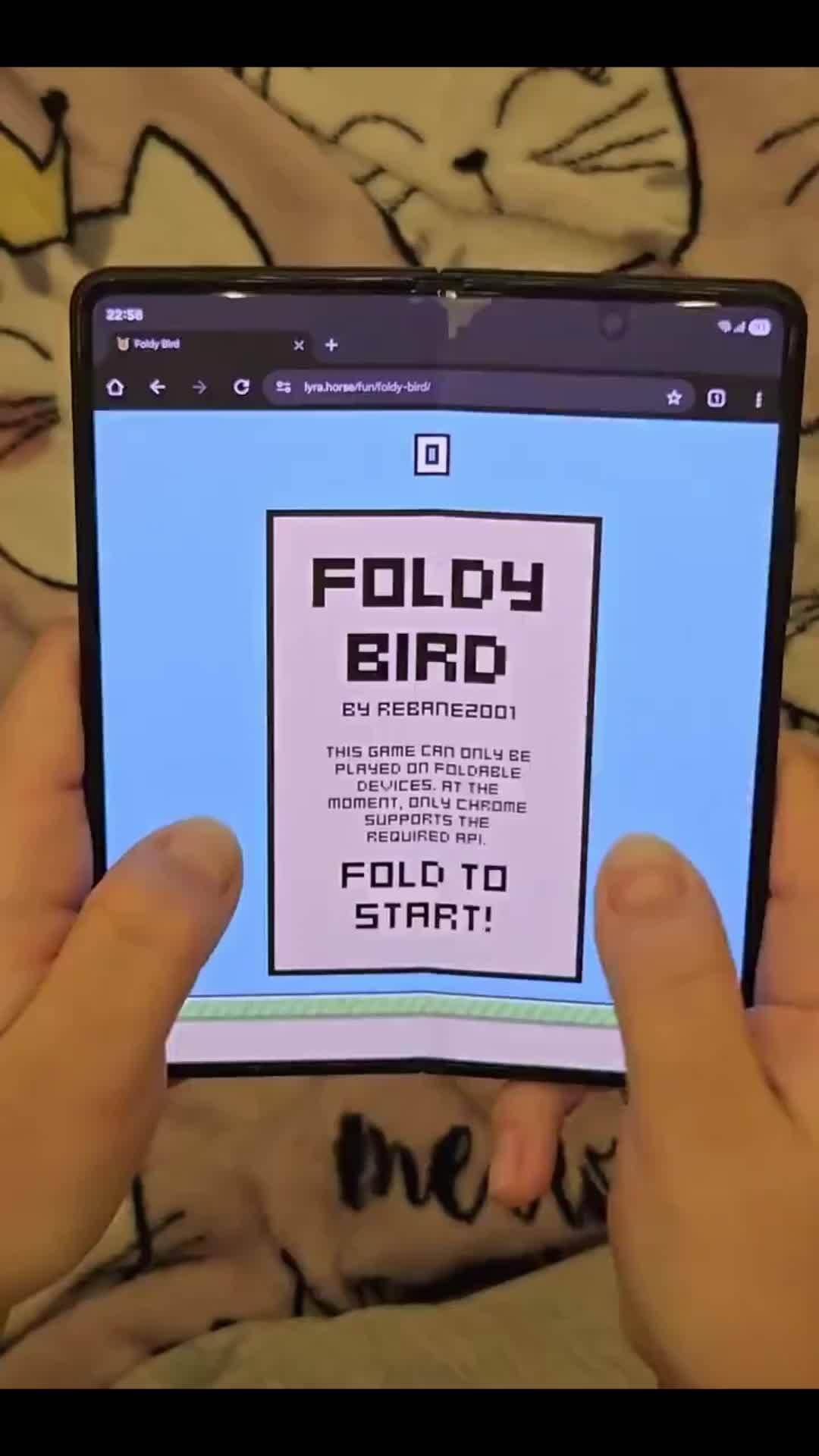 鉸鏈大考驗(yàn)，玩家用折疊屏手機(jī)開(kāi)合游玩《Flappy Bird》小游戲